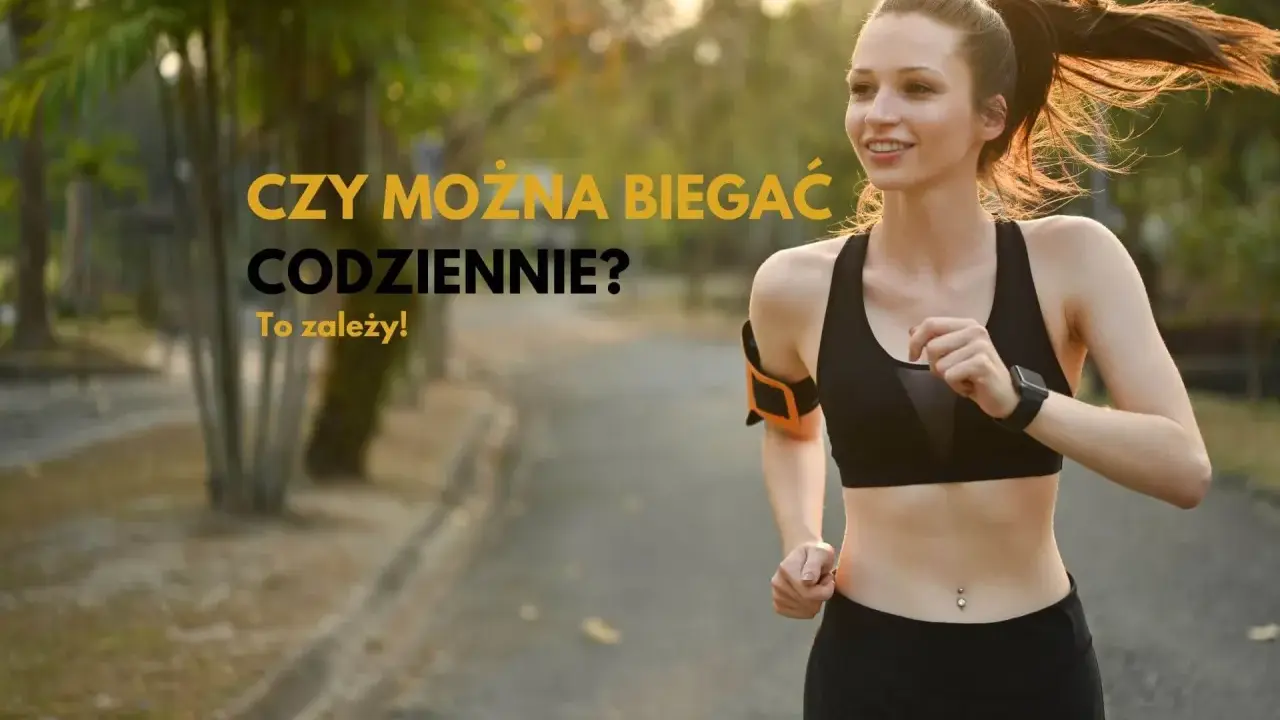 Uśmiechnięta biegaczka w sportowym stroju zastanawia się, czy można biegać codziennie. To zależy od wielu czynników, ale jej entuzjazm jest zaraźliwy.