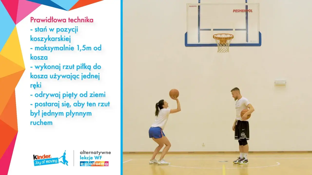 Dziewczyna wykonuje rzut do kosza, unosząc piłkę jedną ręką. Obok stoi mężczyzna z piłką.