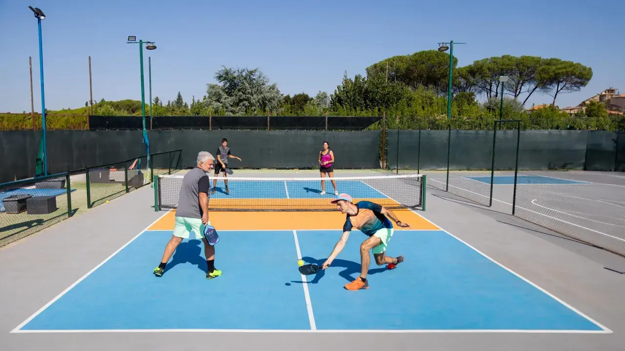 Grają w pickleball, sport łączący tenis, badminton i tenis stołowy. Oto jak wygląda pickleball!