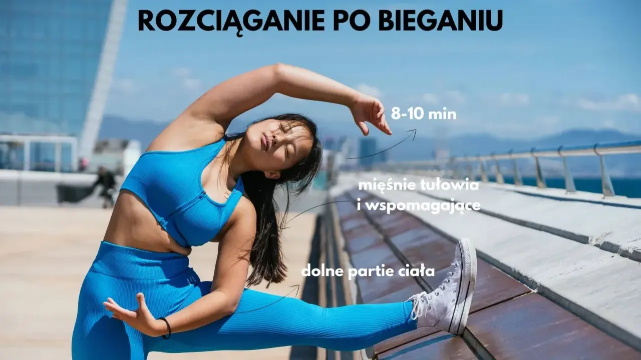 Kobieta w niebieskim stroju wykonuje rozciąganie po bieganiu, skupiając się na dolnych partiach ciała i mięśniach tułowia.
