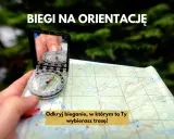 Dłoń trzyma kompas nad mapą. Napis "BIEGI NA ORIENTACJĘ" i hasło "Odkryj bieganie, w którym to Ty wybierasz trasę!" zachęcają do przygody.