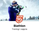 Kobieta w stroju do dwuboju zimowego celuje z karabinu na tle zimowego krajobrazu.