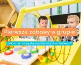 Dwóch chłopców bawi się w żółtym pojeździe. Pierwsze zabawy w grupie uczą współpracy i komunikacji.