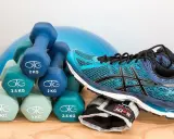 Idealne **jakie buty na siłownię**? Turkusowe Asicsy i zestaw hantli od 2 do 3 kg, gotowe do treningu.