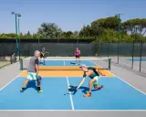 Grają w pickleball, sport łączący tenis, badminton i tenis stołowy. Oto jak wygląda pickleball!