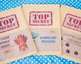 Trzy koperty "TOP SECRET" z motywami: maska plemienna, kosmiczna przygoda i ostatni likaon. Idealne do podchody w domu rymowanki.