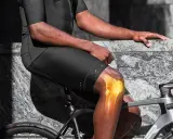 Rowerzysta z bólem kolana, wizualizacja gonartrozy. Czy jazda na rowerze jest możliwa przy tym schorzeniu?