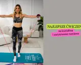 Kobieta wykonuje ćwiczenia na ręce z gumą oporową, dążąc do uzyskania kształtnych i zarysowanych ramion.