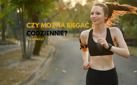 Uśmiechnięta biegaczka w sportowym stroju zastanawia się, czy można biegać codziennie. To zależy od wielu czynników, ale jej entuzjazm jest zaraźliwy.