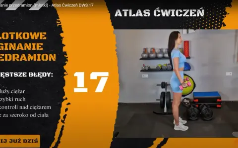 Kobieta wykonuje ćwiczenie młotkowe uginanie przedramion z hantlami. Na ekranie widnieje numer 17 i lista błędów.