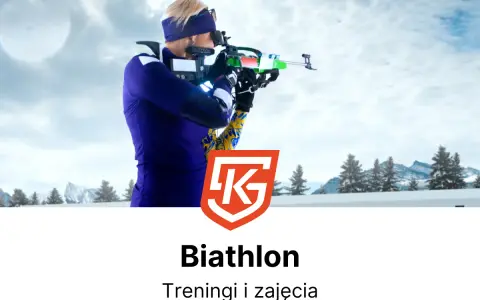 Kobieta w stroju do dwuboju zimowego celuje z karabinu na tle zimowego krajobrazu.