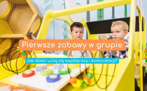 Dwóch chłopców bawi się w żółtym pojeździe. Pierwsze zabawy w grupie uczą współpracy i komunikacji.