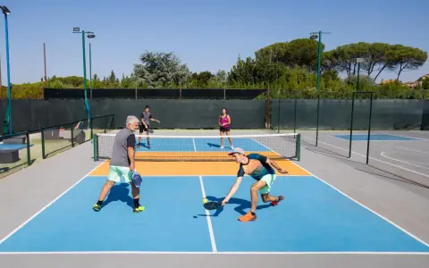 Grają w pickleball, sport łączący tenis, badminton i tenis stołowy. Oto jak wygląda pickleball!
