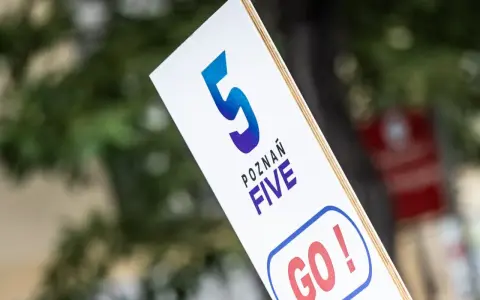 Tabliczka z napisem "POZNAŃ FIVE GO!" zachęca do biegu na 5 km.