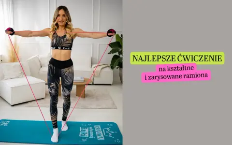 Kobieta wykonuje ćwiczenia na ręce z gumą oporową, dążąc do uzyskania kształtnych i zarysowanych ramion.
