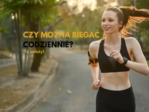 Uśmiechnięta biegaczka w sportowym stroju zastanawia się, czy można biegać codziennie. To zależy od wielu czynników, ale jej entuzjazm jest zaraźliwy.