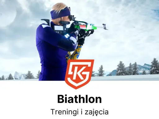 Kobieta w stroju do dwuboju zimowego celuje z karabinu na tle zimowego krajobrazu.