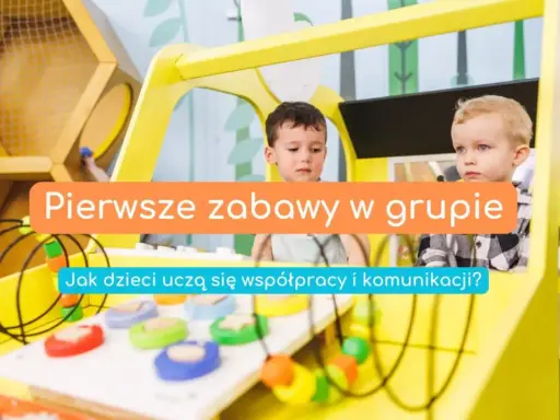 Dwóch chłopców bawi się w żółtym pojeździe. Pierwsze zabawy w grupie uczą współpracy i komunikacji.