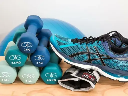 Idealne **jakie buty na siłownię**? Turkusowe Asicsy i zestaw hantli od 2 do 3 kg, gotowe do treningu.