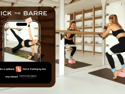 Kobiety wykonują ćwiczenia na macie w sali treningowej. Na ekranie telefonu widać kobietę w pozycji bocznej deski, a obok niej dwie kobiety ćwiczące przy drążku.
