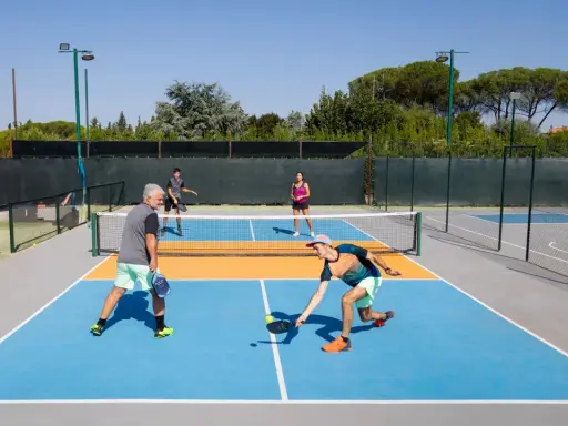 Grają w pickleball, sport łączący tenis, badminton i tenis stołowy. Oto jak wygląda pickleball!