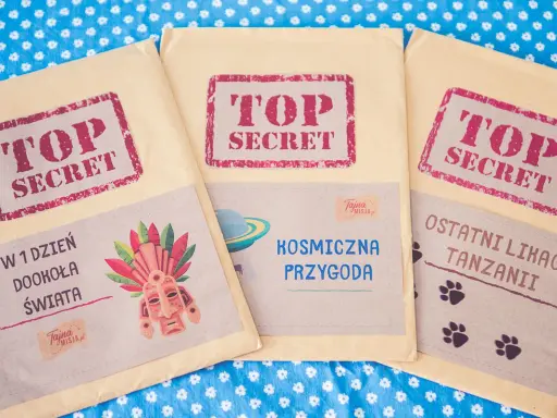 Trzy koperty "TOP SECRET" z motywami: maska plemienna, kosmiczna przygoda i ostatni likaon. Idealne do podchody w domu rymowanki.