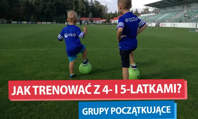 Dwóch chłopców na boisku piłkarskim, każdy z nogą na zielonej piłce. To początek ich treningu piłkarskiego dla dzieci 4-6 lat.