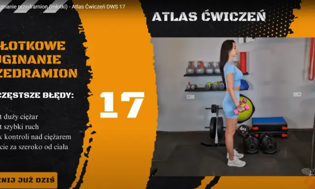 Kobieta wykonuje ćwiczenie młotkowe uginanie przedramion z hantlami. Na ekranie widnieje numer 17 i lista błędów.