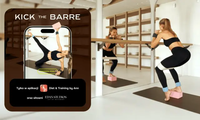 Kobiety wykonują ćwiczenia na macie w sali treningowej. Na ekranie telefonu widać kobietę w pozycji bocznej deski, a obok niej dwie kobiety ćwiczące przy drążku.