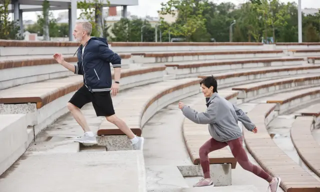 Para ćwiczy na schodach, wykonując ćwiczenia na szybkość.