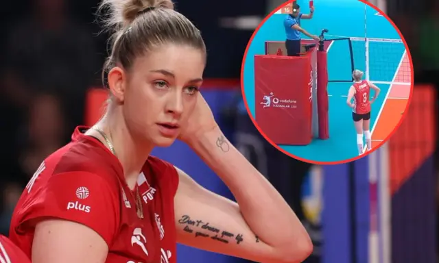 Siatkarka w czerwonej koszulce, w tle sędzia pokazuje czerwoną kartkę w siatkówce.