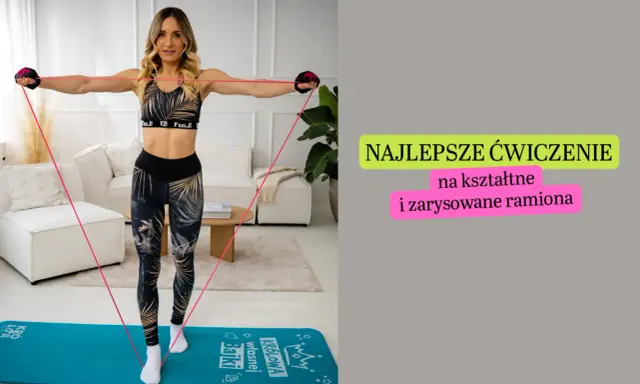 Kobieta wykonuje ćwiczenia na ręce z gumą oporową, dążąc do uzyskania kształtnych i zarysowanych ramion.