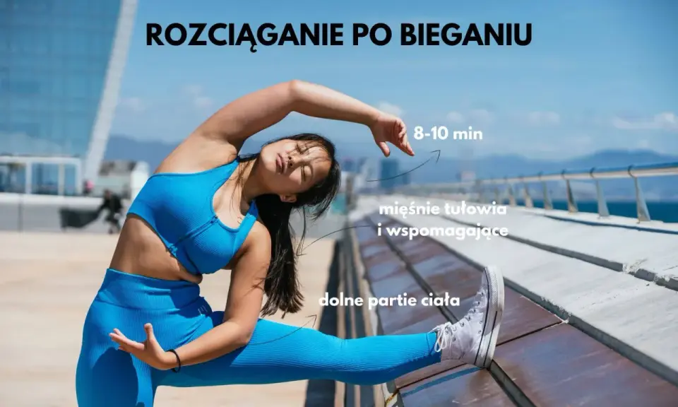 Kobieta w niebieskim stroju wykonuje rozciąganie po bieganiu, skupiając się na dolnych partiach ciała i mięśniach tułowia.