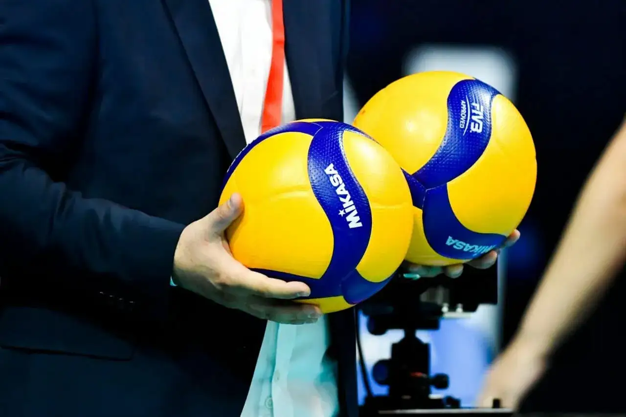 Dwie piłki do siatk&oacute;wki Mikasa, gotowe do gry. Napięcie przed tie break siatk&oacute;wka.