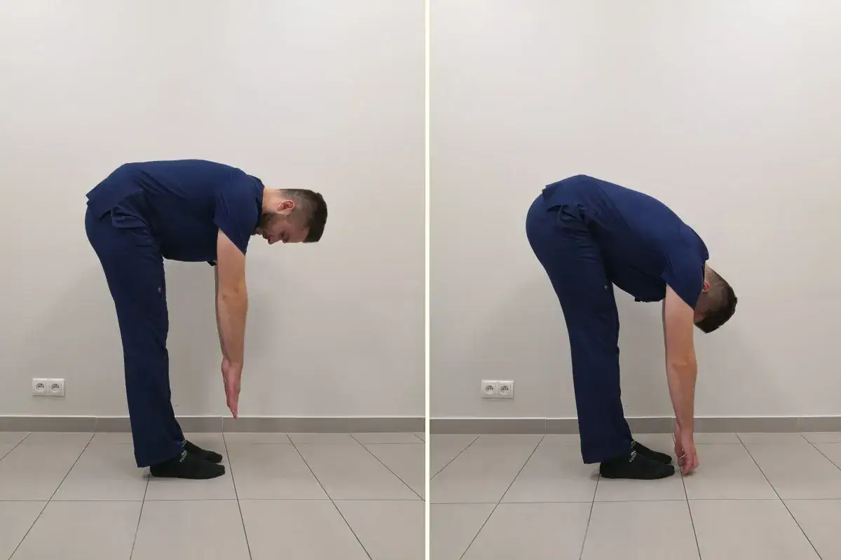 Ćwiczenia rozciągające dla biegaczy z rwą kulszową. Mężczyzna pochyla się do przodu, dotykając palcami podłogi.