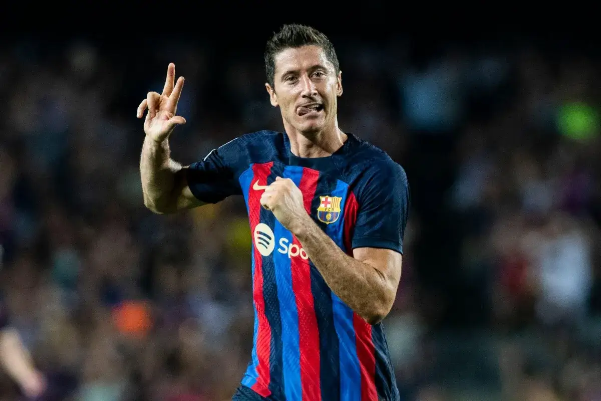 Piłkarz FC Barcelona, Robert Lewandowski, świętuje zdobycie trzech bramek, czyli hattricka.