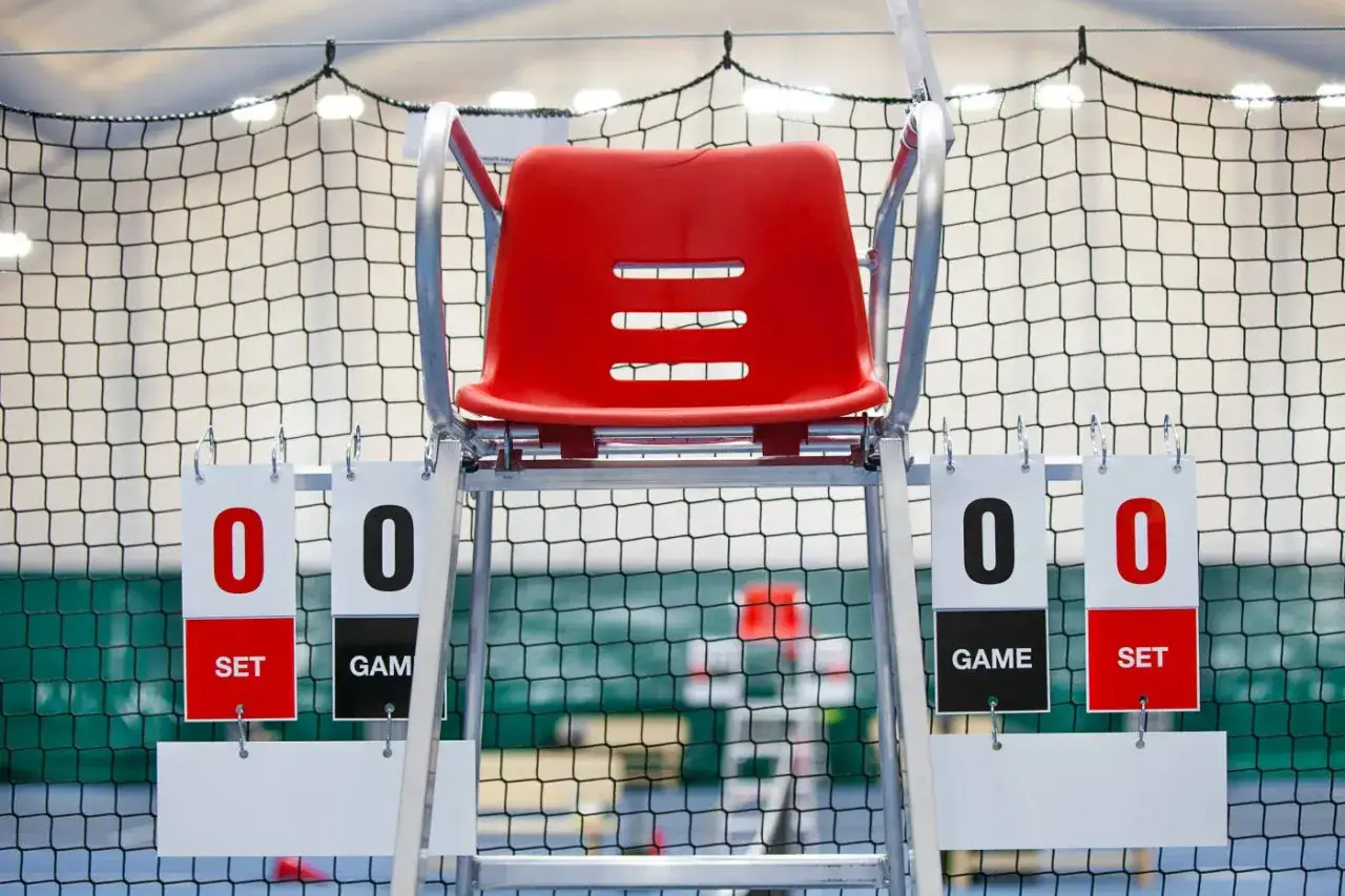 Sędziowskie krzesło z tablicami wyników. Punktacja w tenisie: 0:0 w setach i gemach.