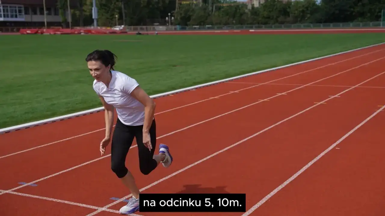 Kobieta w pozycji start niski na bieżni.