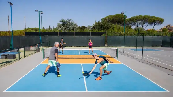 Grają w pickleball, sport łączący tenis, badminton i tenis stołowy. Oto jak wygląda pickleball!